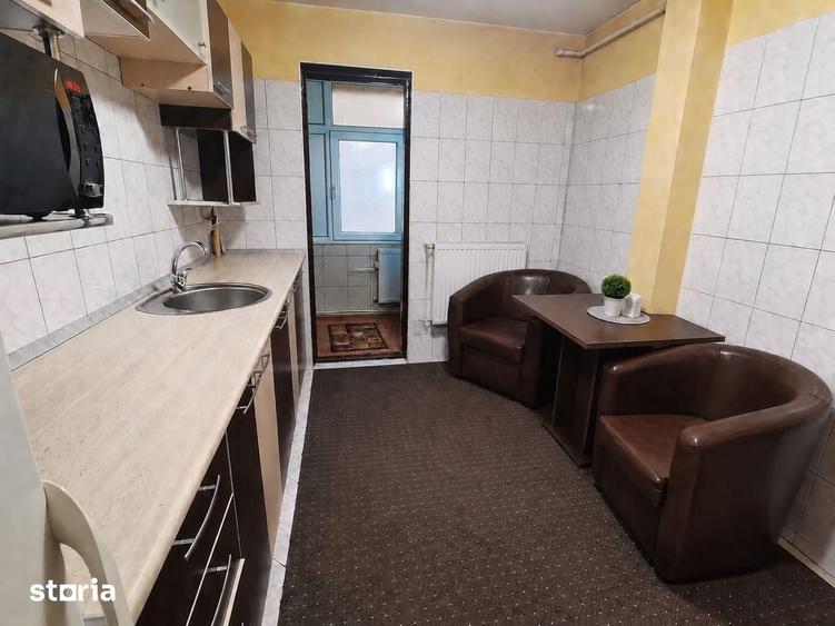 Apartament cu 3 camere decomandat în Cornișa