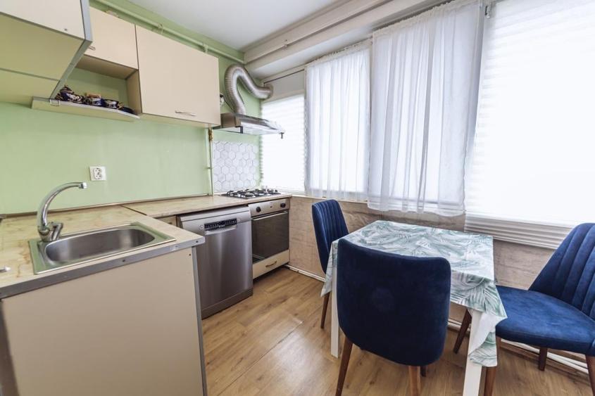 Apartament cu 3 camere semidecomandat, mobilat în Titan