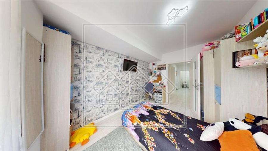 Apartament cu 3 camere decomandat în Turnișor