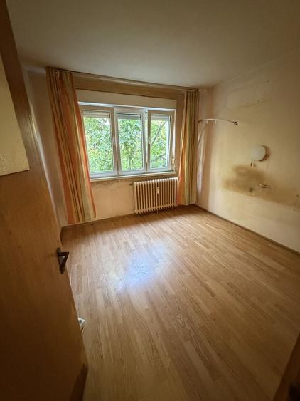 Apartament cu 3 camere semidecomandat în Berceni
