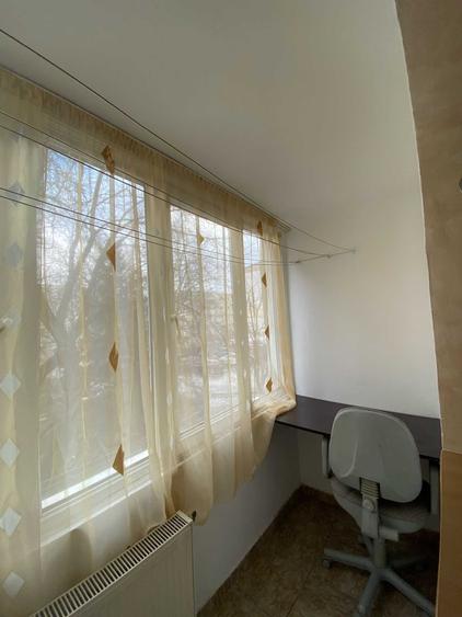 Ofer spre inchiriere apartament 2 camere, semidecomandat, zona Zamca, utilat, centrala termica, termopane, etaj 1. Pret 300 euro + o garantie. - 7