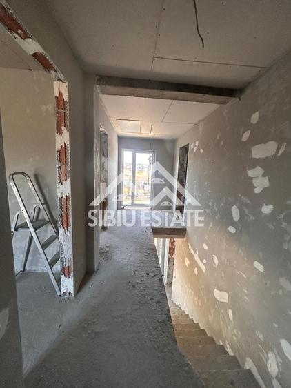 Duplex cu 4 camere cu Canalizare în Mohu