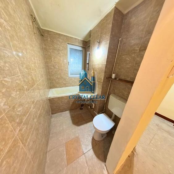 Apartament cu 3 camere semidecomandat în Aleea Carpați
