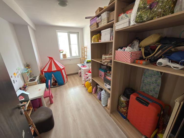 Apartament cu 3 camere decomandat în Berceni