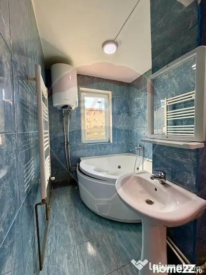 Apartament cu 3 camere semidecomandat în Central