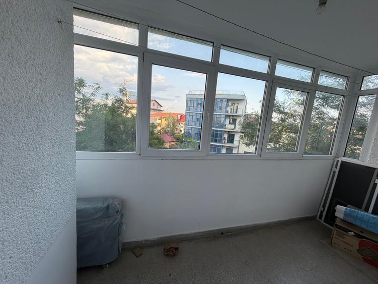 Apartament cu 3 camere semidecomandat în 1 Mai