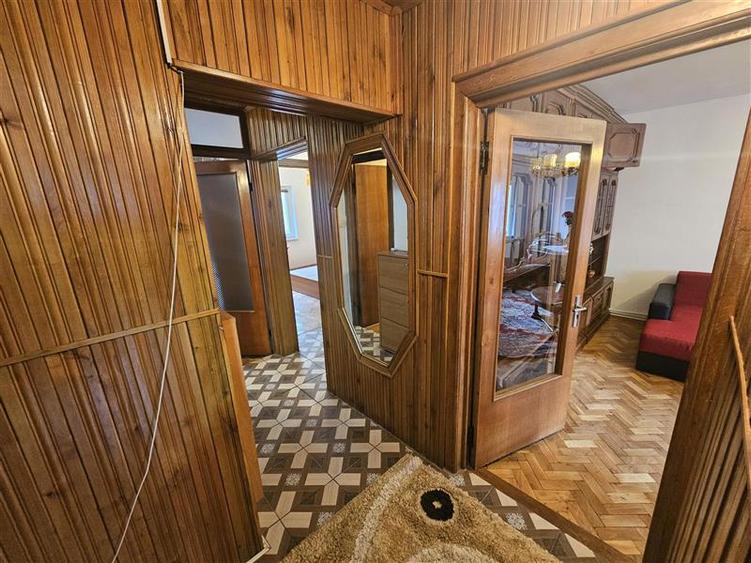 Apartament cu 3 camere decomandat, mobilat în Micro IV