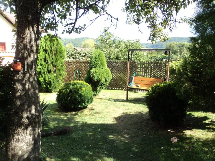 Casă cu 5 camere cu Garaj în Bujoreni