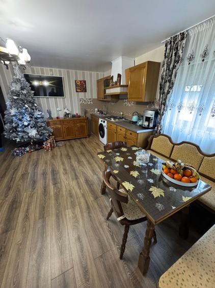 Casă individuală cu 7 camere cu Teren 4000 Mp în Exterior Est