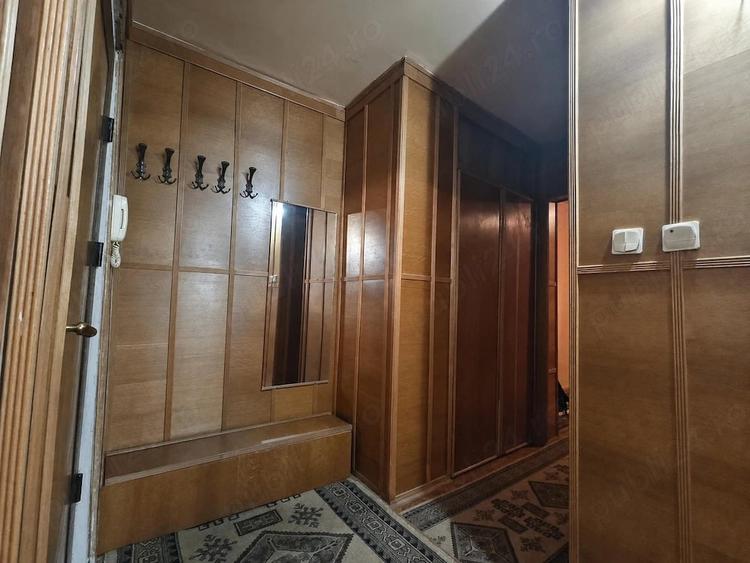 Apartament cu 3 camere decomandat în Girocului