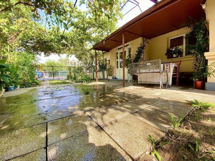 Casă de vânzare la curte, locuibilă ! - 1