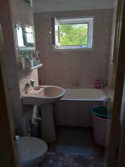 Apartament cu 4 camere semidecomandat în Rovine