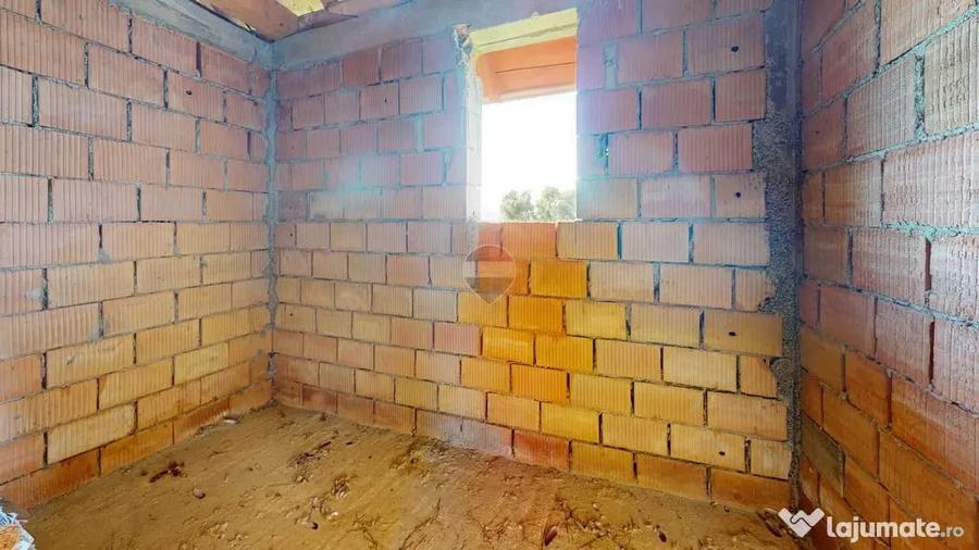 Casă cu 5 camere cu Teren 1000 Mp în Cristian