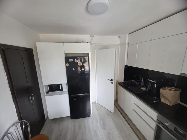 Apartament cu 4 camere decomandat în Nicolae Titulescu