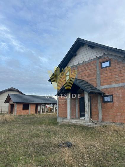 Casă individuală cu 5 camere cu Garaj în Cărpiniș