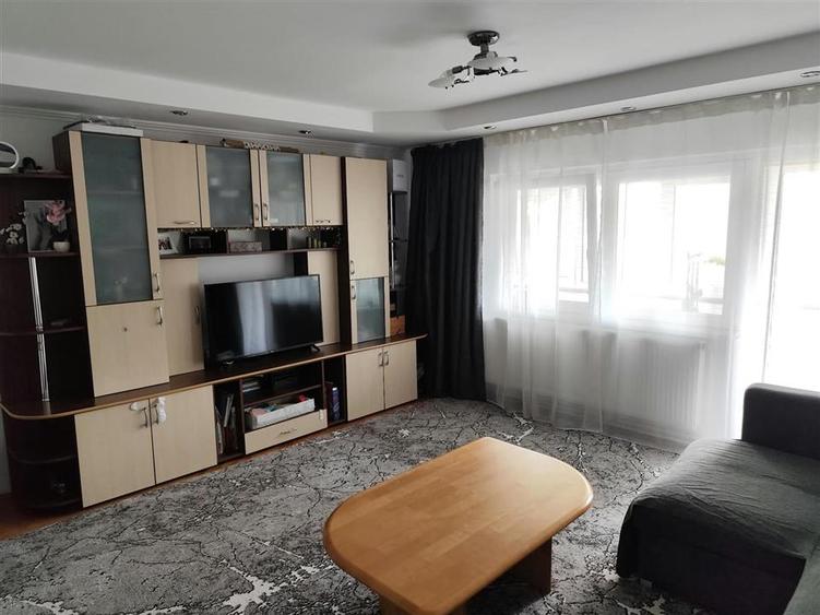 Apartament cu 3 camere decomandat, mobilat în Central