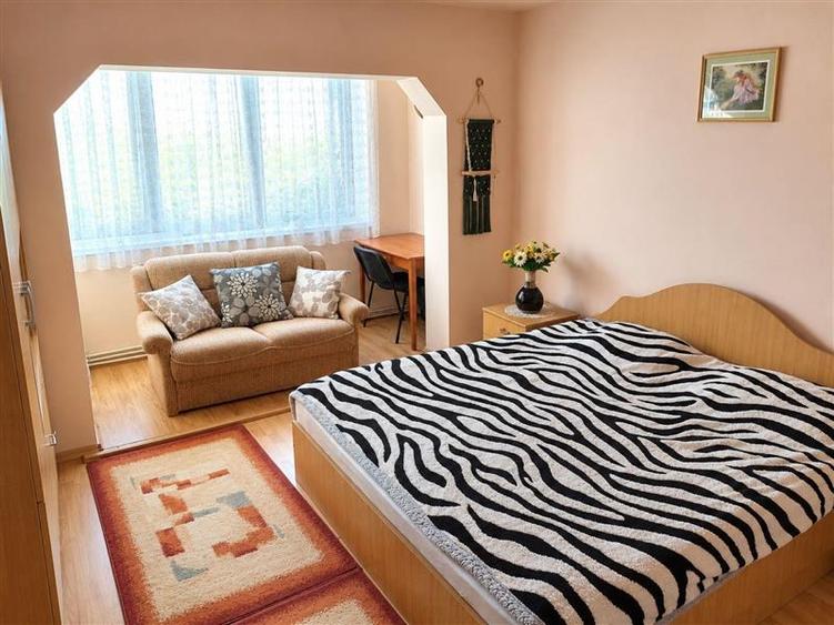 Apartament cu 4 camere decomandat, mobilat în Central