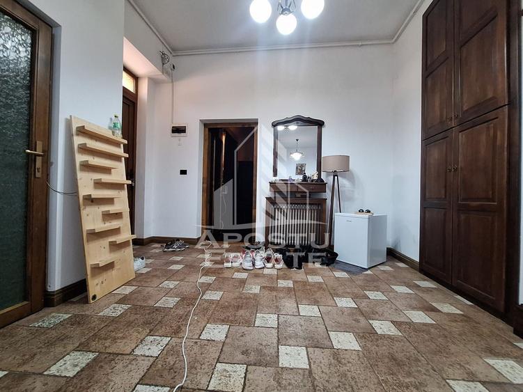 Apartament cu 2 camere semidecomandat, mobilat în Central