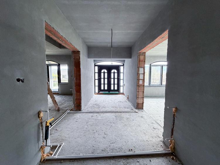 Casă individuală cu 6 camere cu Teren 1077 Mp în Bran