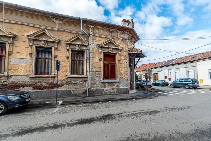 Apartament cu 3 camere semidecomandat, mobilat în Central