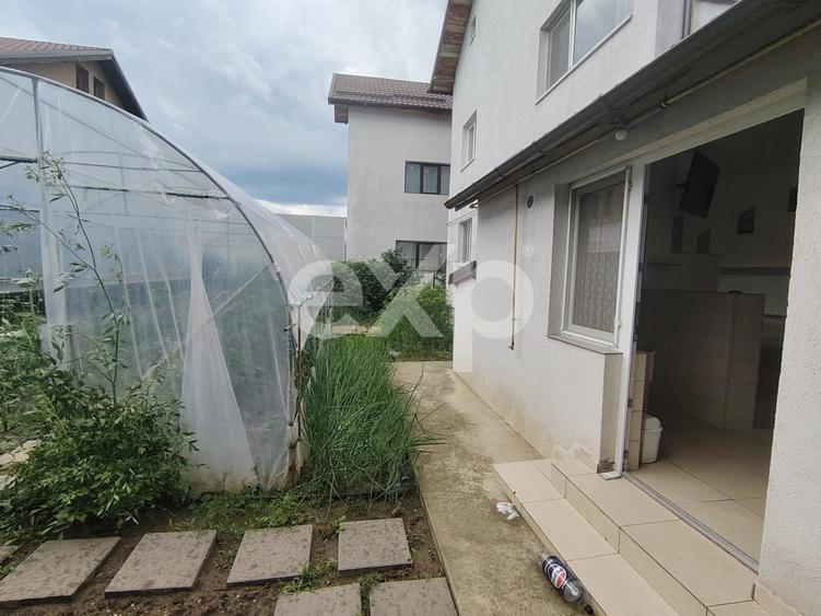 Casă individuală cu 7 camere cu Canalizare în Central