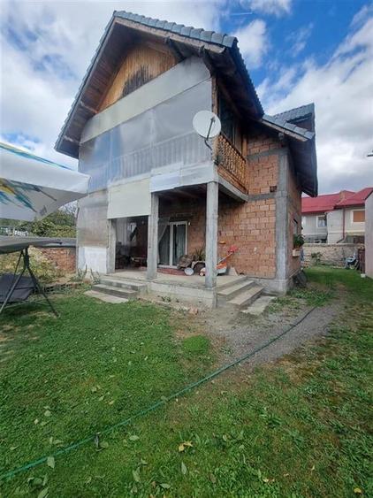 Casă individuală cu 4 camere cu Canalizare în Central