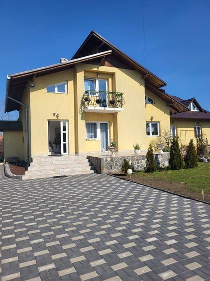 Casă individuală cu 6 camere cu Teren 680 Mp în Central