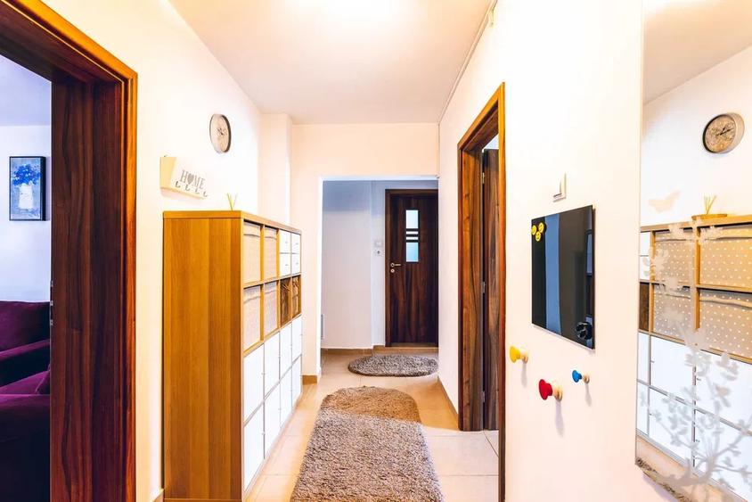 Apartament cu 3 camere decomandat, mobilat în Decebal