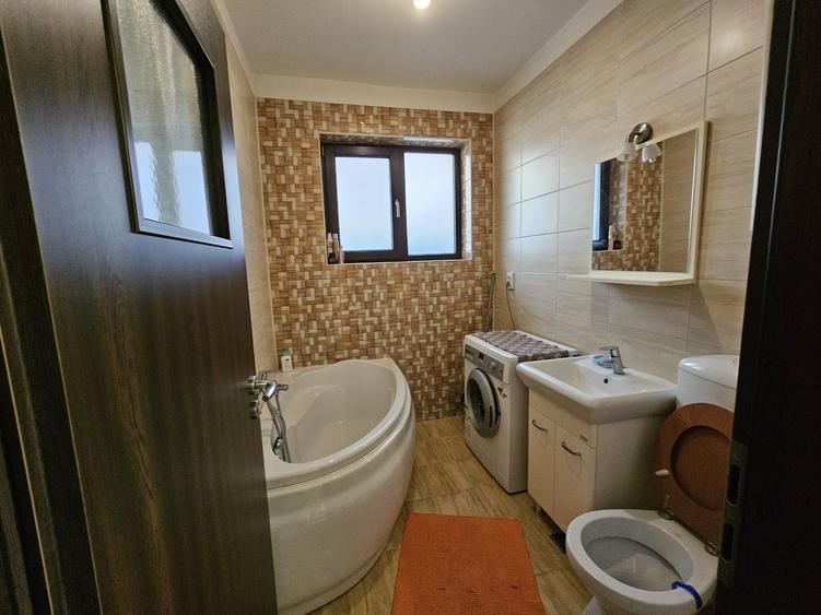 Apartament cu 2 camere decomandat în Roșu