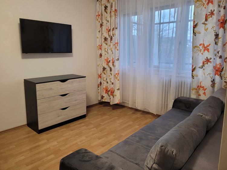 Apartament cu 3 camere decomandat în Podu Roș