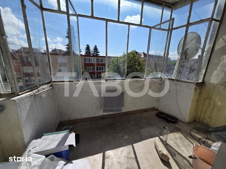 Apartament cu 3 camere semidecomandat în Central