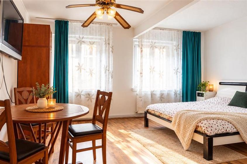 Apartament cu 4 camere semidecomandat, mobilat în Centrul Istoric