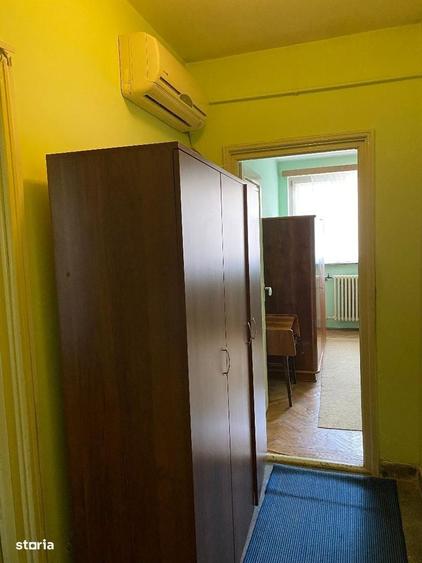 Apartament cu 3 camere semidecomandat în Calea București