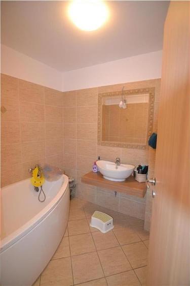 Apartament cu 3 camere decomandat în Tractorul