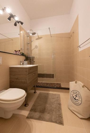 Apartament cu 3 camere semidecomandat, mobilat în Aviației