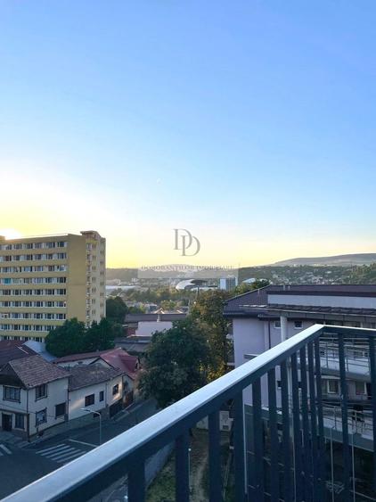 Apartament cu 3 camere semidecomandat, mobilat în Central