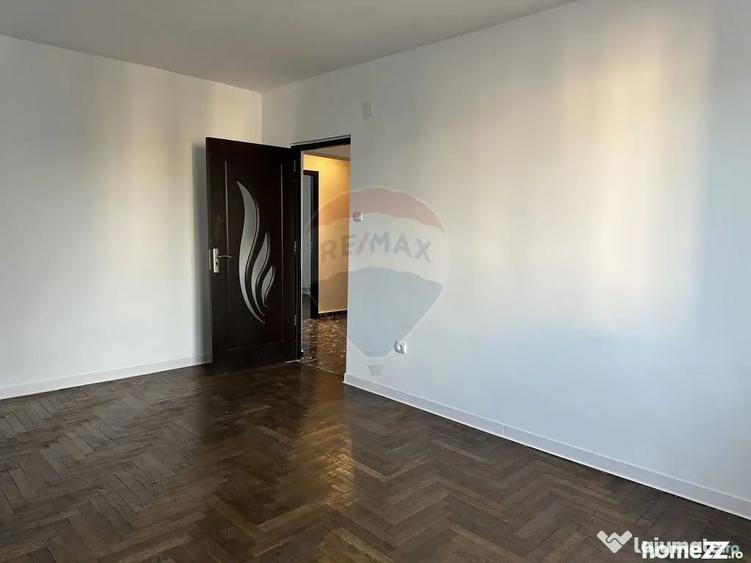 Apartament cu 4 camere decomandat în Central