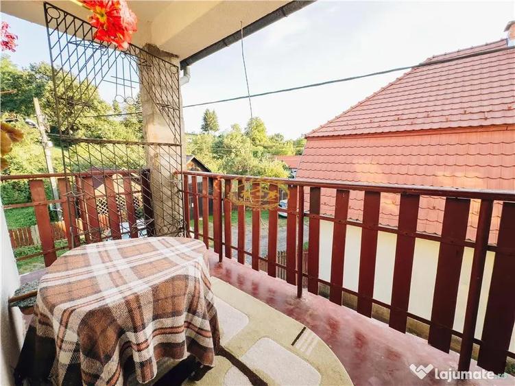 Casă cu 9 camere cu Teren 500 Mp în Praid