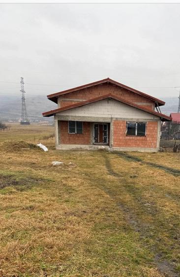 Casă cu 4 camere cu Teren 1800 Mp în Gădălin
