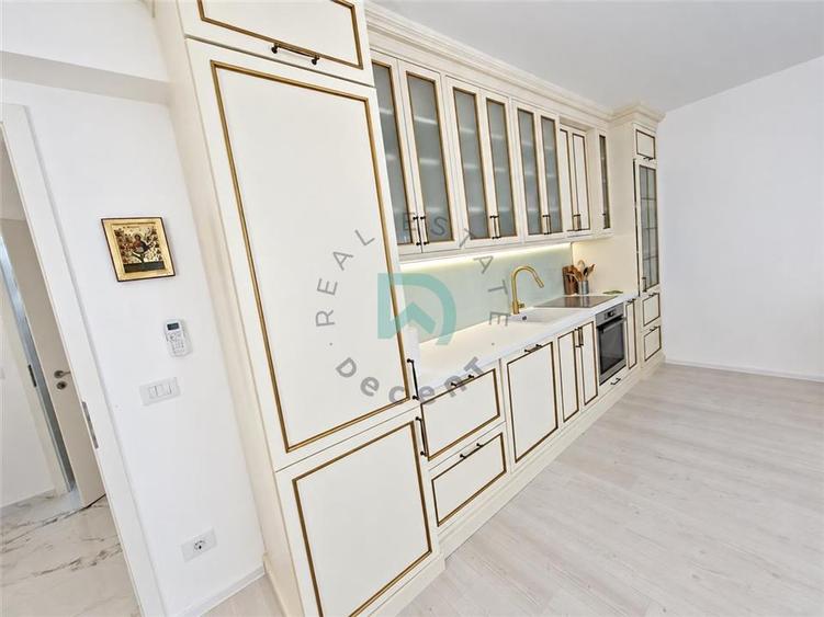 Apartament cu 3 camere decomandat în Tractorul
