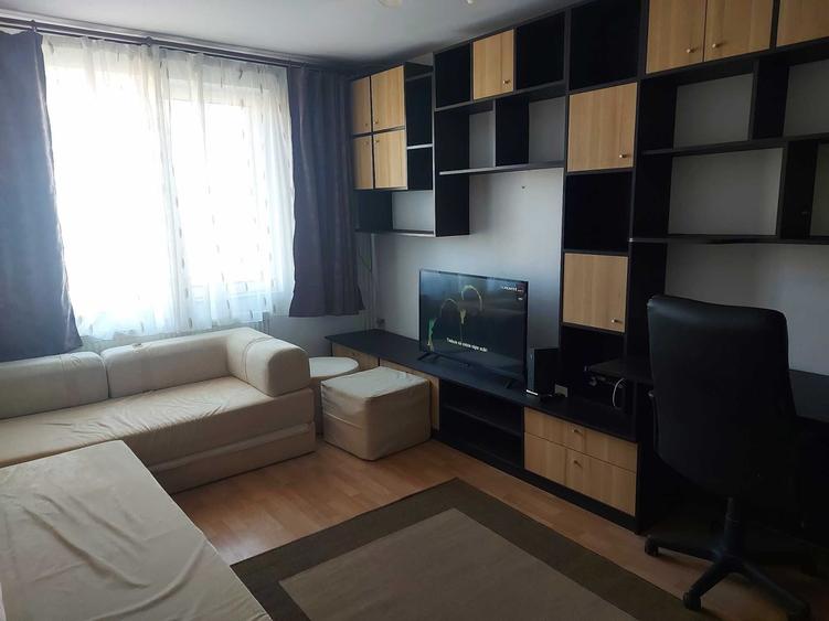 Apartament cu 3 camere semidecomandat în Crângași