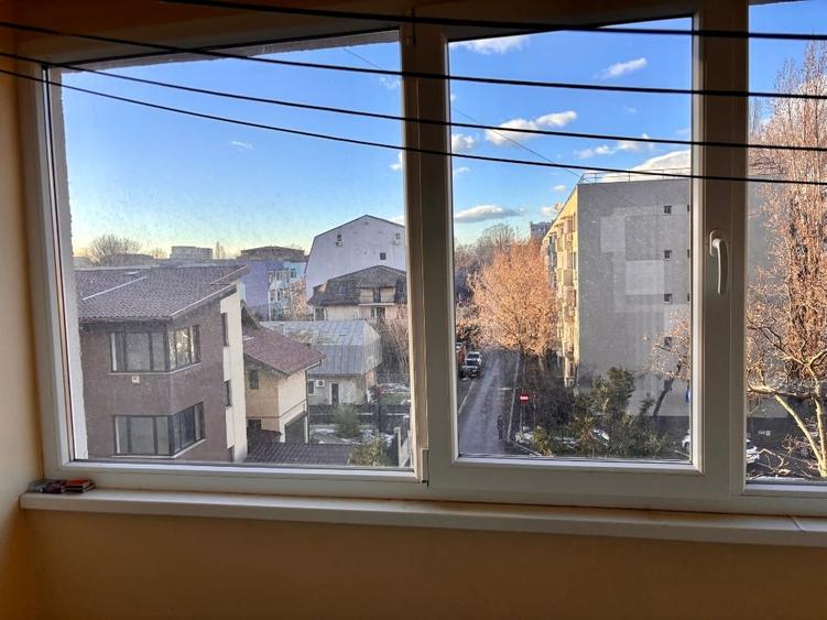Apartament cu 3 camere semidecomandat în Gorjului