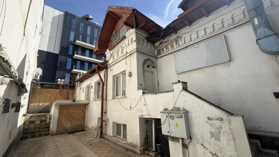 Casă individuală cu 15 camere cu Teren 540 Mp în Central