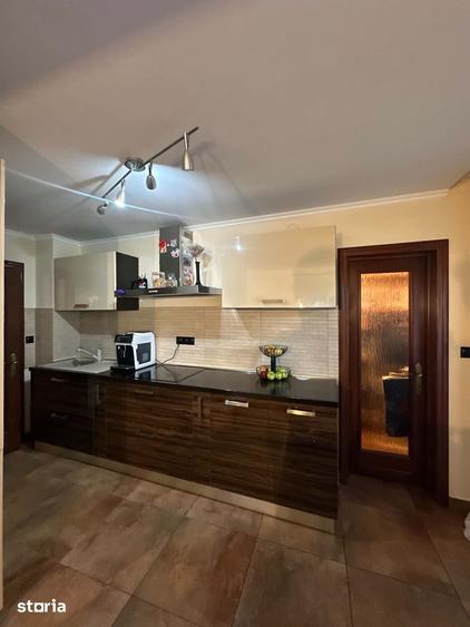 Apartament cu 5 camere decomandat în Soarelui