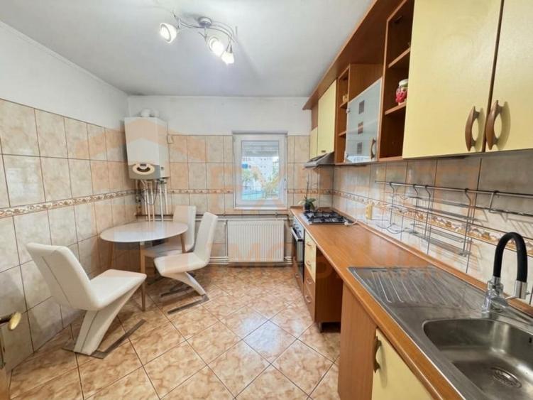 Apartament cu 4 camere decomandat, mobilat în Casa de Cultură