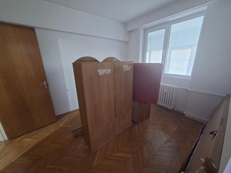 Apartament cu 4 camere decomandat în Colentina