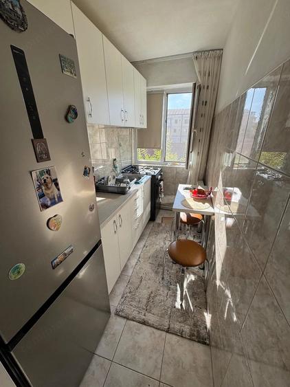 Apartament cu 3 camere semidecomandat în Complex Studențesc