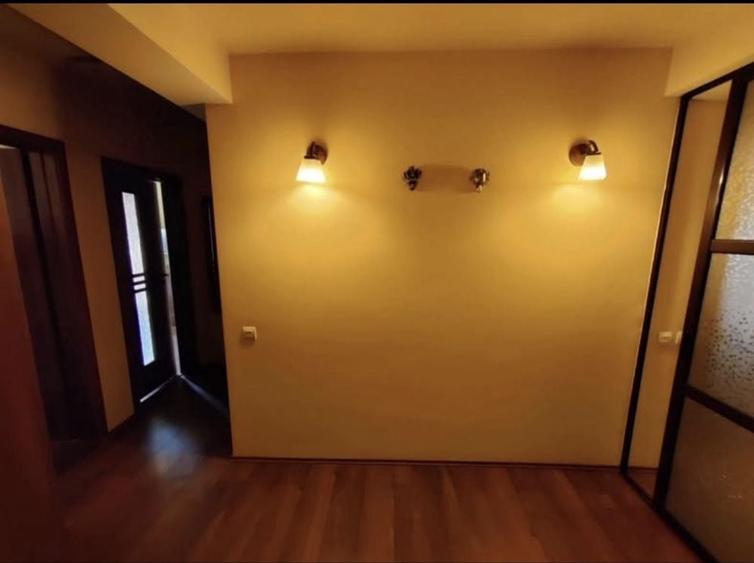 Apartament cu 3 camere decomandat în Florești
