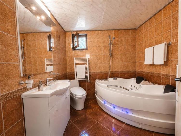 Casă individuală cu 7 camere cu Canalizare în Vest