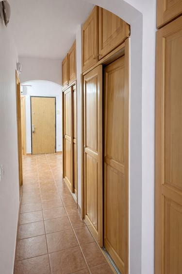 Apartament cu 3 camere decomandat, mobilat în Nicolina